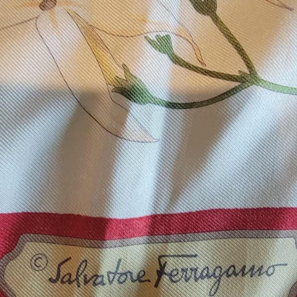 Salvatore Ferragamo Red and Cream Floral Scarf Made In Italy - Picture 4 of 16